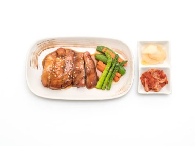 Beyaz arka plan üzerinde izole teriyaki chiciken biftek