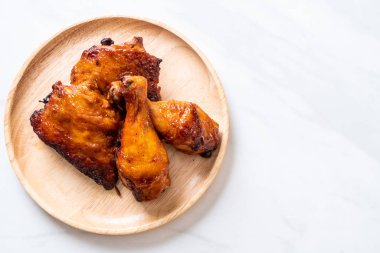 Masada ızgara ve ızgara tavuk.