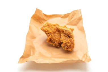 Beyaz arka plan üzerinde izole kızarmış tavuk yemek (abur cubur ve sağlıksız yiyecek)