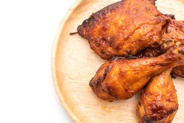 ızgara ve Barbekü tavuk beyaz arka plan üzerinde izole