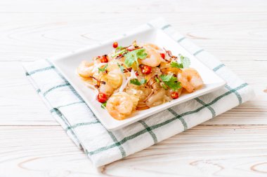 karides ve karidesli baharatlı pamelo salatası. Füzyon yiyecek tarzı.