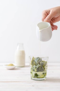 Matcha yeşil çay buzlu cam sütlü