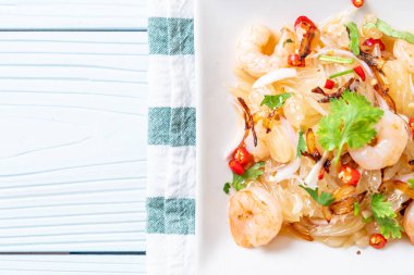 karides ve karidesli baharatlı pamelo salatası. Füzyon yiyecek tarzı.