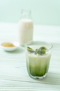 Matcha yeşil çay buzlu cam sütlü