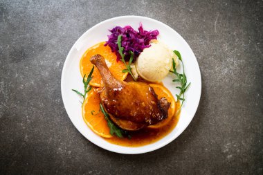 Portakal soslu biftek kızarmış ördek bacak