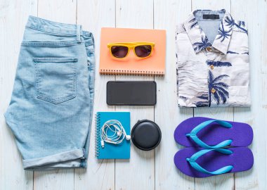 Gezgin, yaz tatili ahşap arka plan üzerinde erkek casual kıyafetler