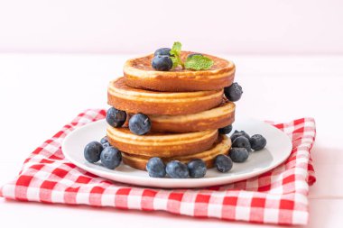 Taze yaban mersinli gözleme.