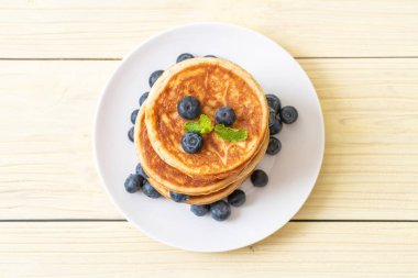 Taze yaban mersinli gözleme.