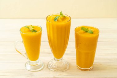 taze mango smoothies - sağlıklı yiyecek ve içecek konsepti