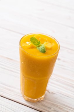 taze mango smoothies - sağlıklı yiyecek ve içecek konsepti