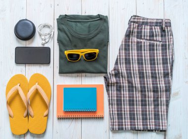 Gezgin, yaz tatili ahşap arka plan üzerinde erkek casual kıyafetler