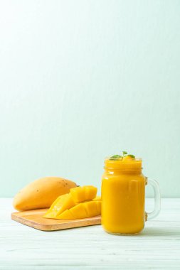 taze mango smoothies - sağlıklı yiyecek ve içecek konsepti