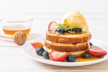 Yabanmersinli gözleme, çilek, bal ve vanilyalı dondurma.