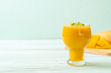 taze mango smoothies - sağlıklı yiyecek ve içecek konsepti