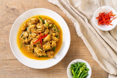 Fried yengeç ile toz köri - Tayland mutfağı