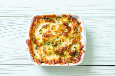 Peynirli fırında karnabahar ve brokoli graten