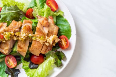 ızgara tavuk salata sebze - sağlıklı gıda tarzı ile