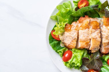 ızgara tavuk salata sebze - sağlıklı gıda tarzı ile