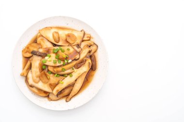 tavada kızartılmış Kral istiridye izole beyaz arka plan üzerinde istiridye soslu mantar