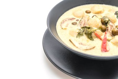 Beyaz arka plan üzerinde izole balık topu ile yeşil köri