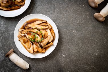 İstiridye soslu kızarmış kral istiridye mantarı. Sağlıklı, vejetaryen ya da vejetaryen yemek tarzı.