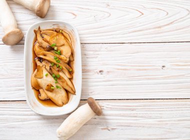 İstiridye soslu kızarmış kral istiridye mantarı. Sağlıklı, vejetaryen ya da vejetaryen yemek tarzı.