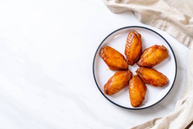 Barbekü tavuk kanadı sosu ile