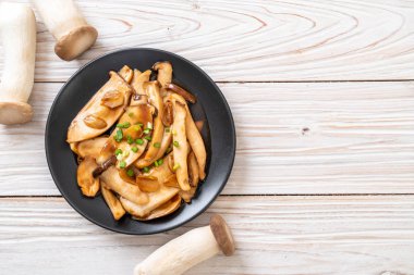 İstiridye soslu kızarmış kral istiridye mantarı. Sağlıklı, vejetaryen ya da vejetaryen yemek tarzı.