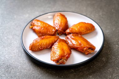 Barbekü tavuk kanadı sosu ile