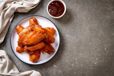 Barbekü tavuk kanadı sosu ile
