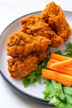 Sebzeli kızarmış tavuk kanadı.