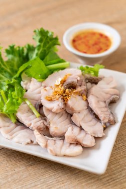 Soslu ve sebzeli haşlanmış balık sosu.