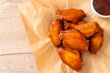 Barbekü tavuk kanadı sosu ile