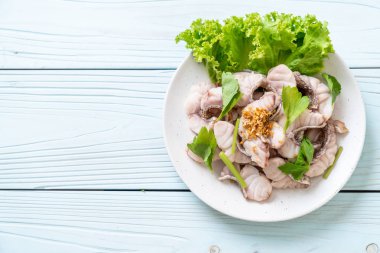 Soslu ve sebzeli haşlanmış balık sosu.