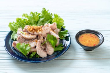 Soslu ve sebzeli haşlanmış balık sosu.