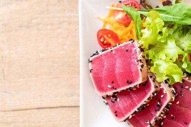 Taze ton balığı ve sebze salatası. Sağlıklı yemek.