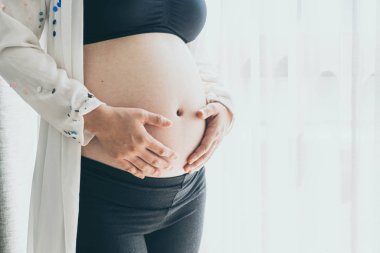 Karın hamile kadının elleri - vintage filtre stili ile seçici odak noktası