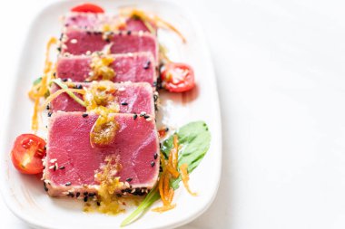 Taze orkinos ile baharatlı salata sosu - ham sağlıklı gıda