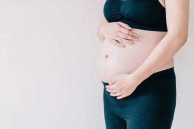 Karın hamile kadının elleri - vintage filtre stili ile seçici odak noktası