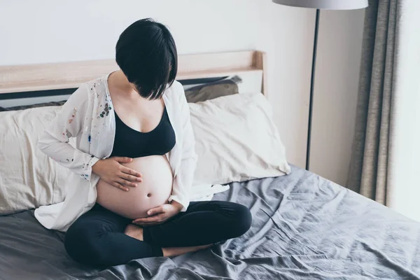 Fiatal Gyönyörű Ázsiai Terhes Ágyban Fekve Megérintette Hasa Otthon Szelektív — Stock Fotó