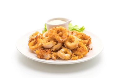 Kızarmış squids ve beyaz arka plan üzerinde izole soslu ahtapot (kalamar)