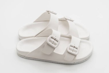 Kadınlar beyaz arka plan üzerinde izole sandalet deri