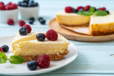 Ev yapımı cheesecake taze ahududu ve yaban mersini ile