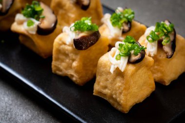 Shitake Mantarlı ızgara Tofu ve Altın İğne Mantarı - sağlıklı, vejetaryen veya vejetaryen yemek tarzı