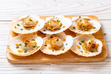 Kızarmış deniz tarağı, tereyağı ve sarımsak.