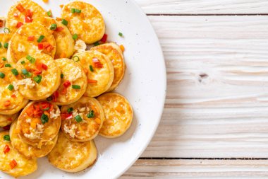 Sahanda yumurta yumuşak tofu sarımsak - sağlıklı, vegan ve sebze gıda tarzı