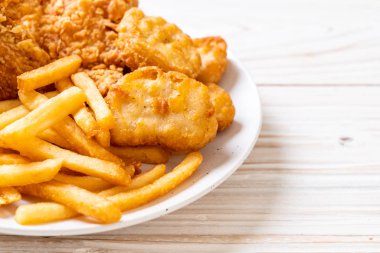 Kızarmış tavuk, patates kızartması ve nugget yemeği. Abur cubur ve sağlıksız yemek.