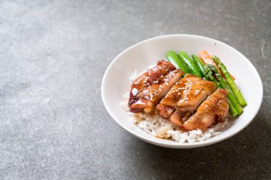 Teriyaki tavuk pilav kasesi - Asya gıda tarzı