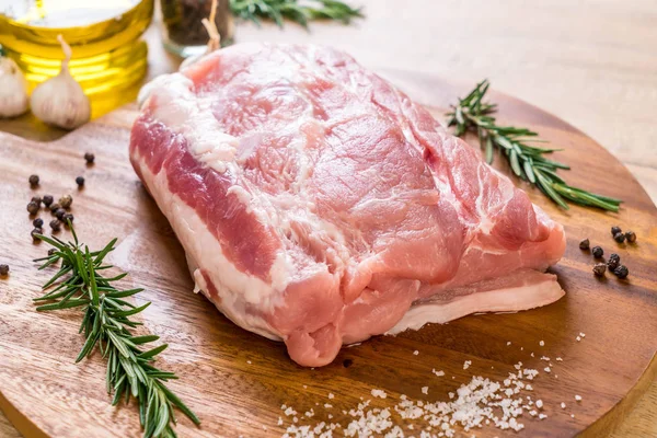 Filete Crudo Cerdo Fresco Sobre Tabla Madera — Foto de Stock