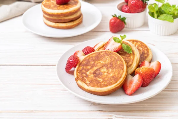 Souffleuse Pfannkuchen Mit Frischen Erdbeeren — Stockfoto